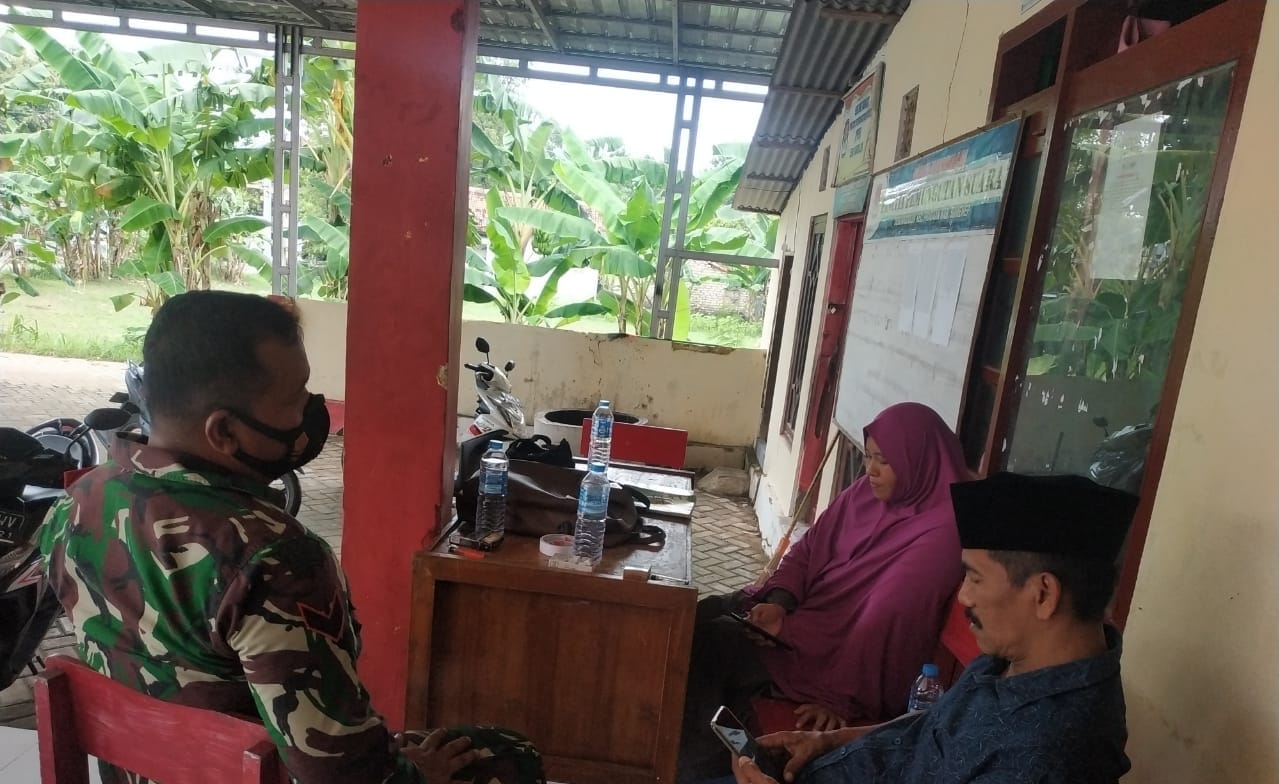 Babinsa Koramil Pragaan Komsos di Desa Karduluk Guna Perkuat Kermitraan Babinsa Koramil Pragaan Komsos di Desa Karduluk Guna Perkuat Kermitraan