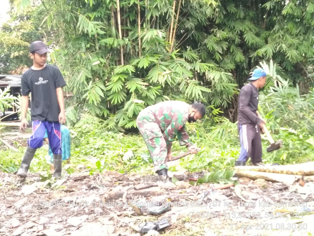 Babinsa Koramil 0827/01 Kota  Karya Bhakti Bersama Masyarakat Desa Pandian