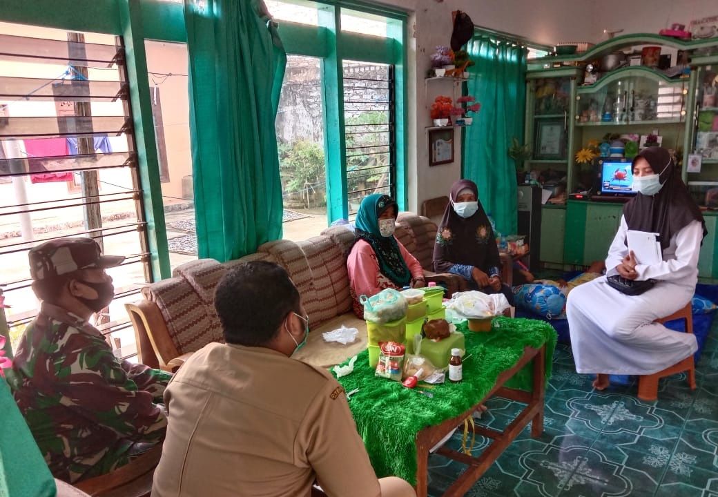 Wujudkan Wilayah Binaan Yang Sehat, Babinsa Koramil 06 Saronggi Komsos Dengan Bidan Desa Wujudkan Wilayah Binaan Yang Sehat, Babinsa Koramil 06 Saronggi Komsos Dengan Bidan Desa