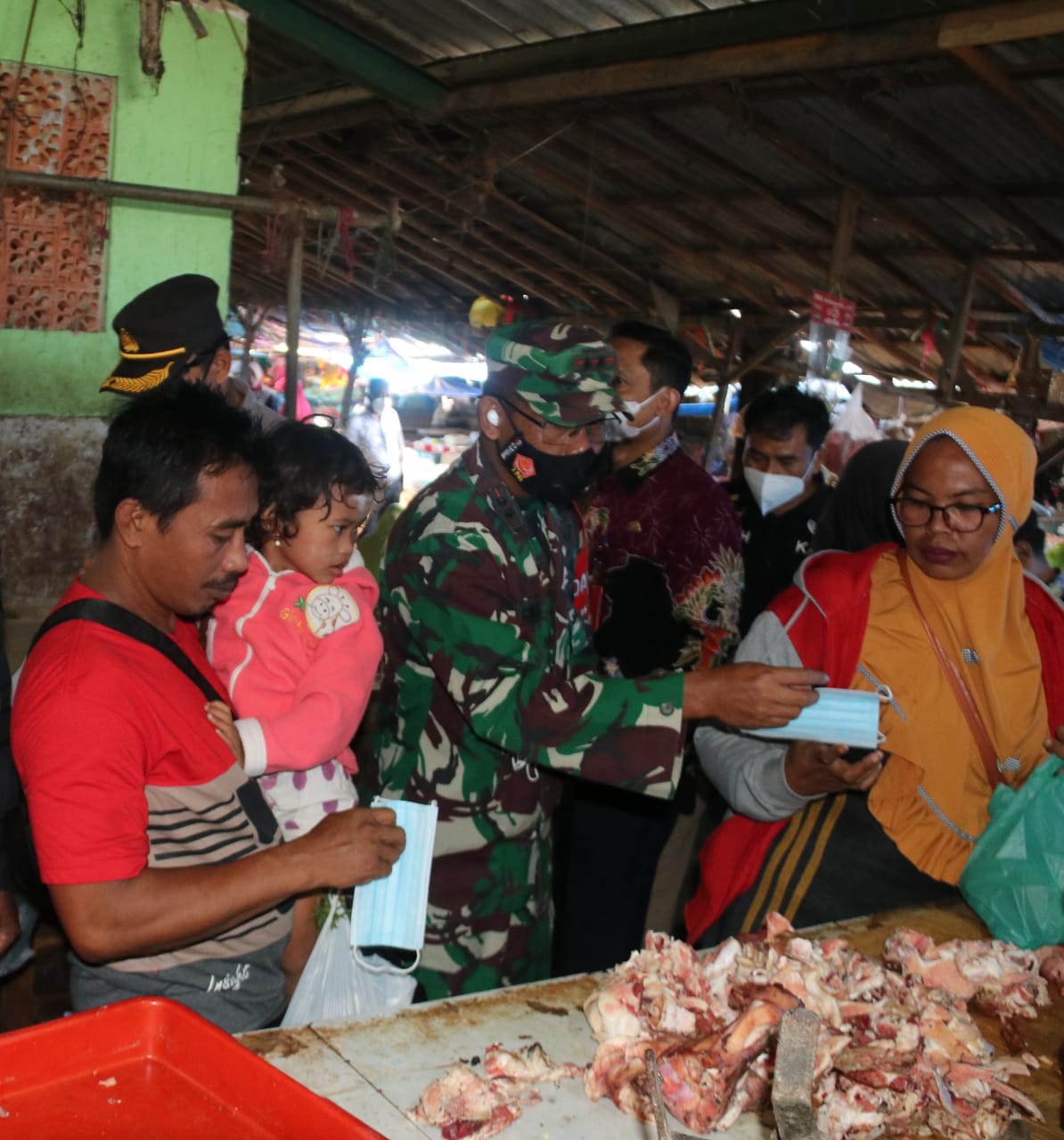Dandim 0827 Sumenep Bersama Forkopimda Pantau Harga Sembako Plus Bagikan Masker di Pasar Anom