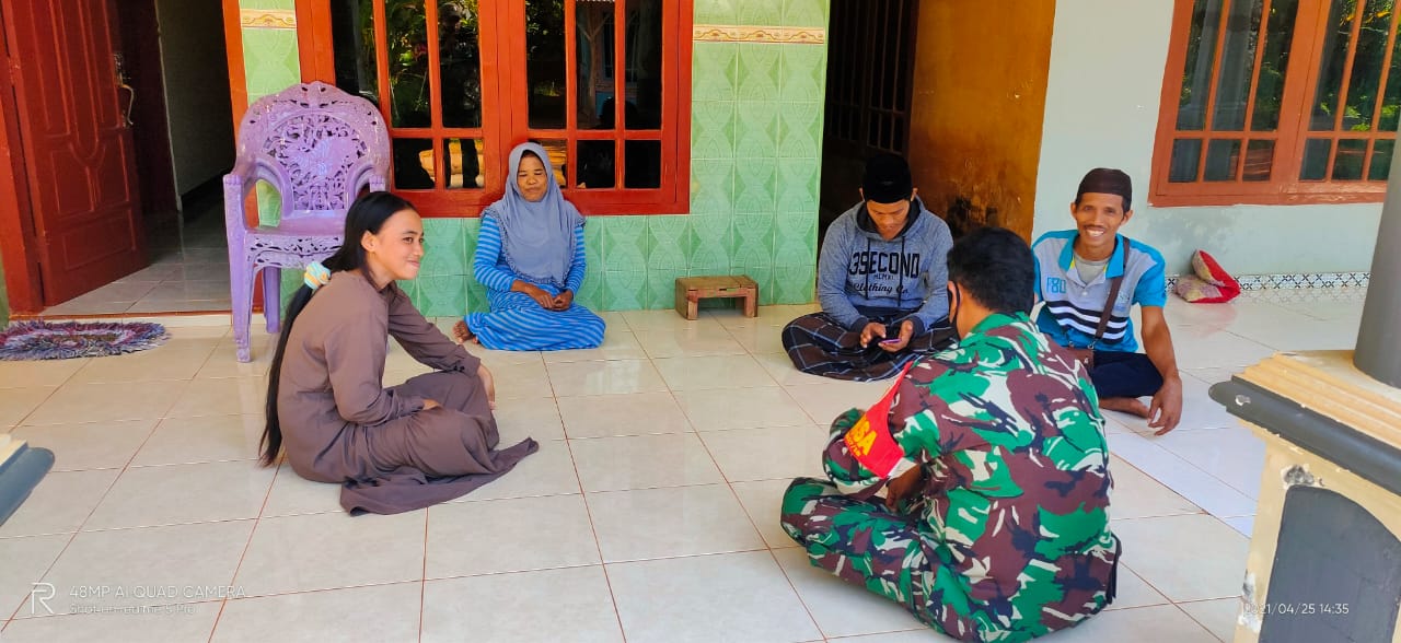 Terapkan 3T dan 3M, Babinsa Koramil 0827/18 Kangean Sambangi Warga Dari Luar Negeri Terapkan 3T dan 3M, Babinsa Koramil 0827/18 Kangean Sambangi Warga Dari Luar Negeri