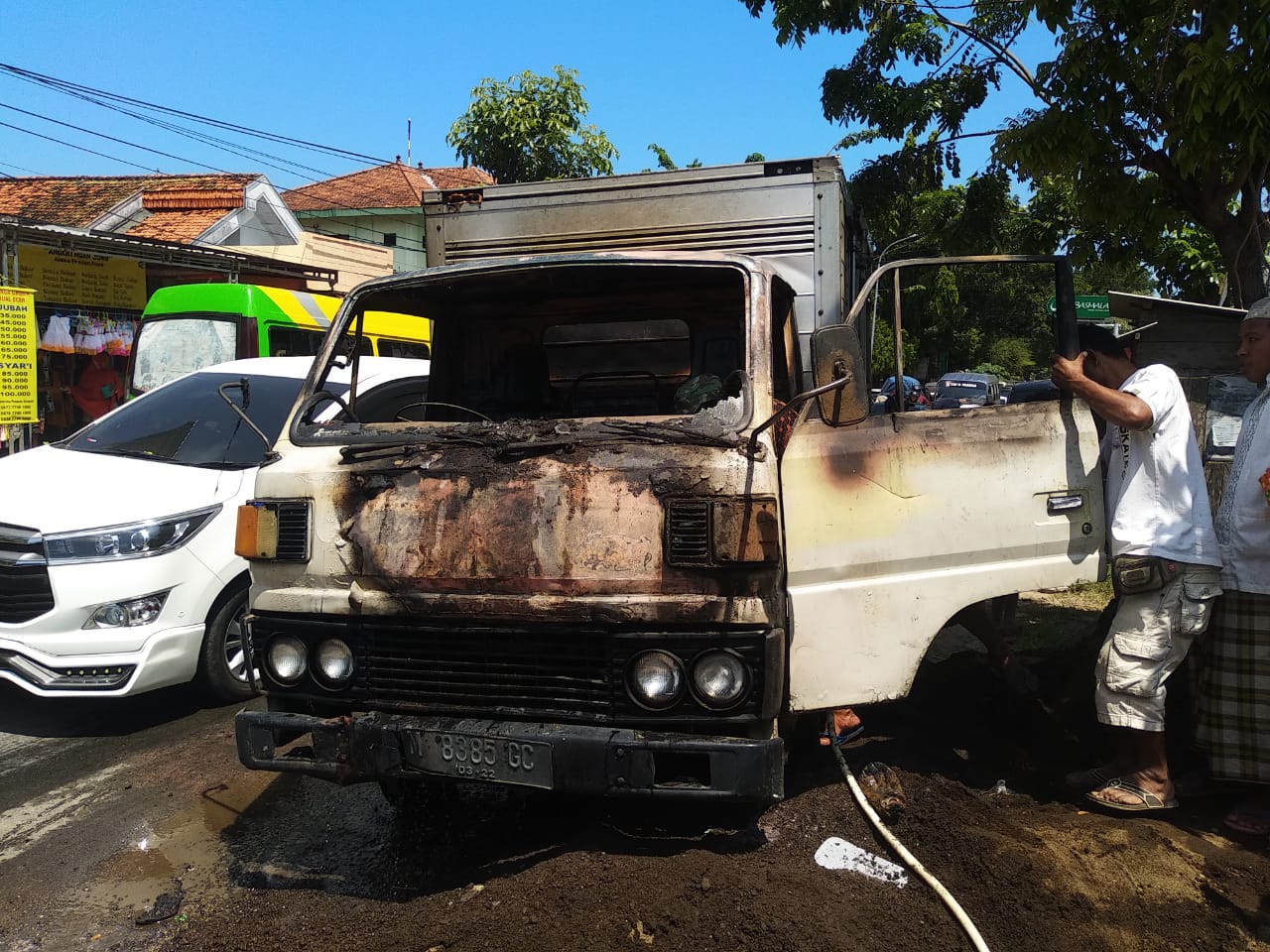 4 Sales Nyaris Terpanggang Setelah Mobil Yang Ditumpangi Terbakar