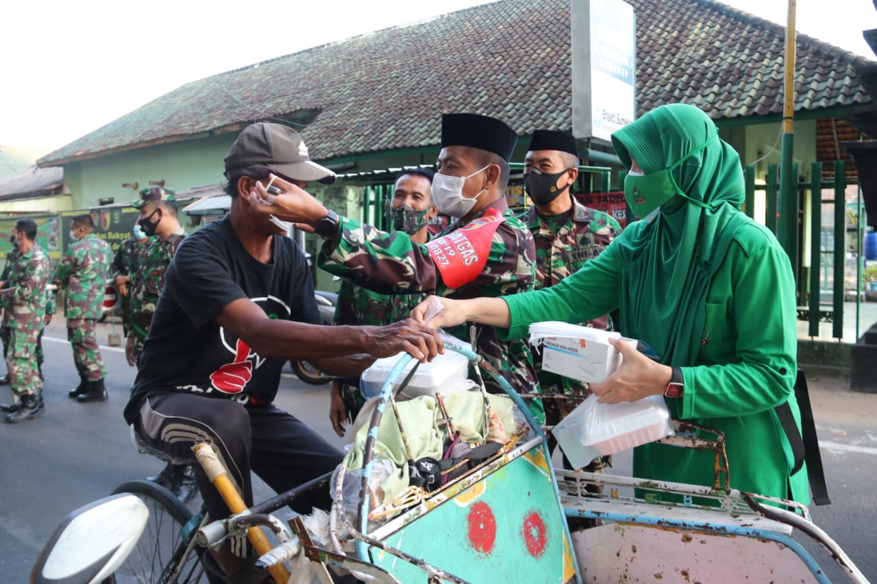 Dandim 0827 dan Ketua Persit KCK XLVI Kodim Sumenep Bagi-Bagi Takjil Ramadhan