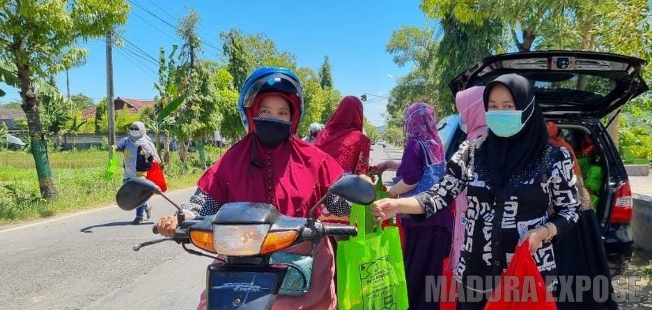 Kopwan Potre Koneng Sumenep Bagikan Takjil Ramadhan
