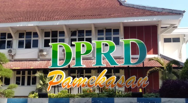 Prihatin Nasib Buruh, Aliansi BEM Demo Gedung DPRD Pamekasan