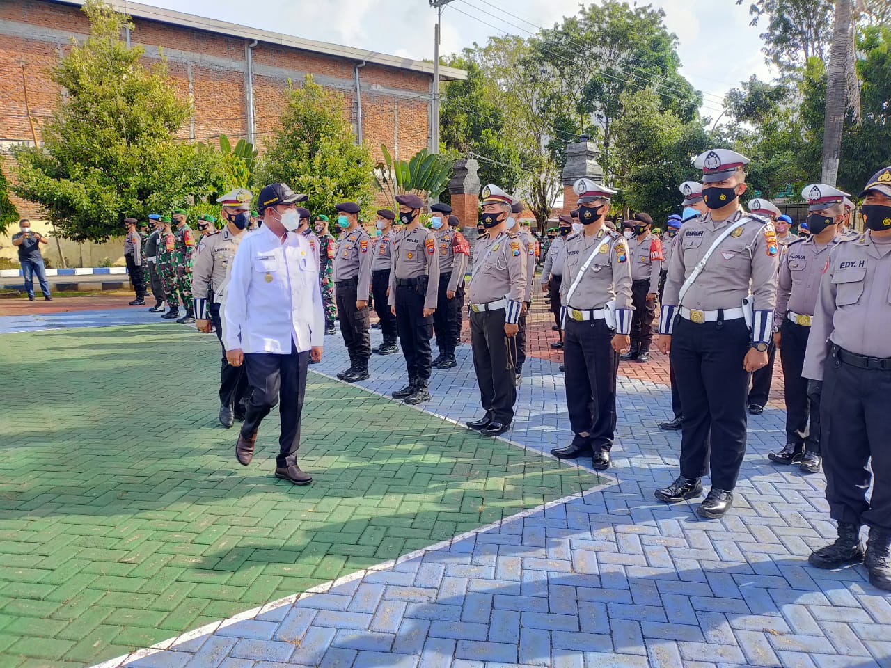Bupati Fauzi Jadi Irup Apel Gelar Pasukan Ops Ketupat Semeru 2021 di Mapolres Sumenep Bupati Fauzi Jadi Irup Apel Gelar Pasukan Ops Ketupat Semeru 2021 di Mapolres Sumenep