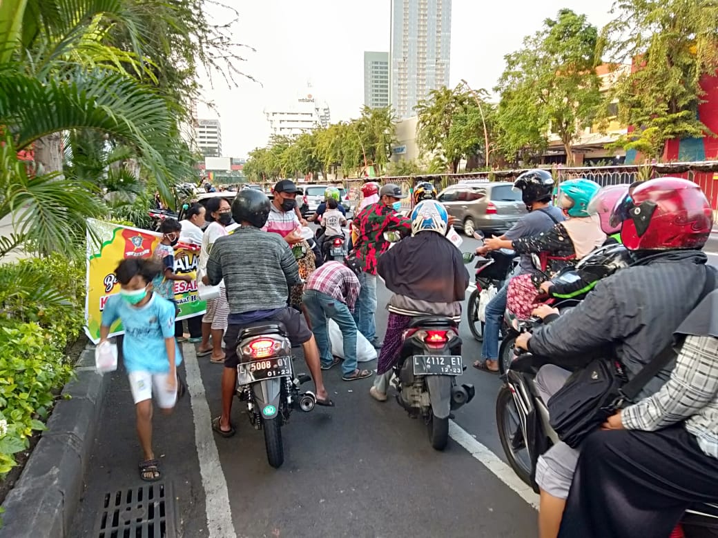 Soksi Jatim Berbagi Takjil Halal dan Dorong PKL Optimis