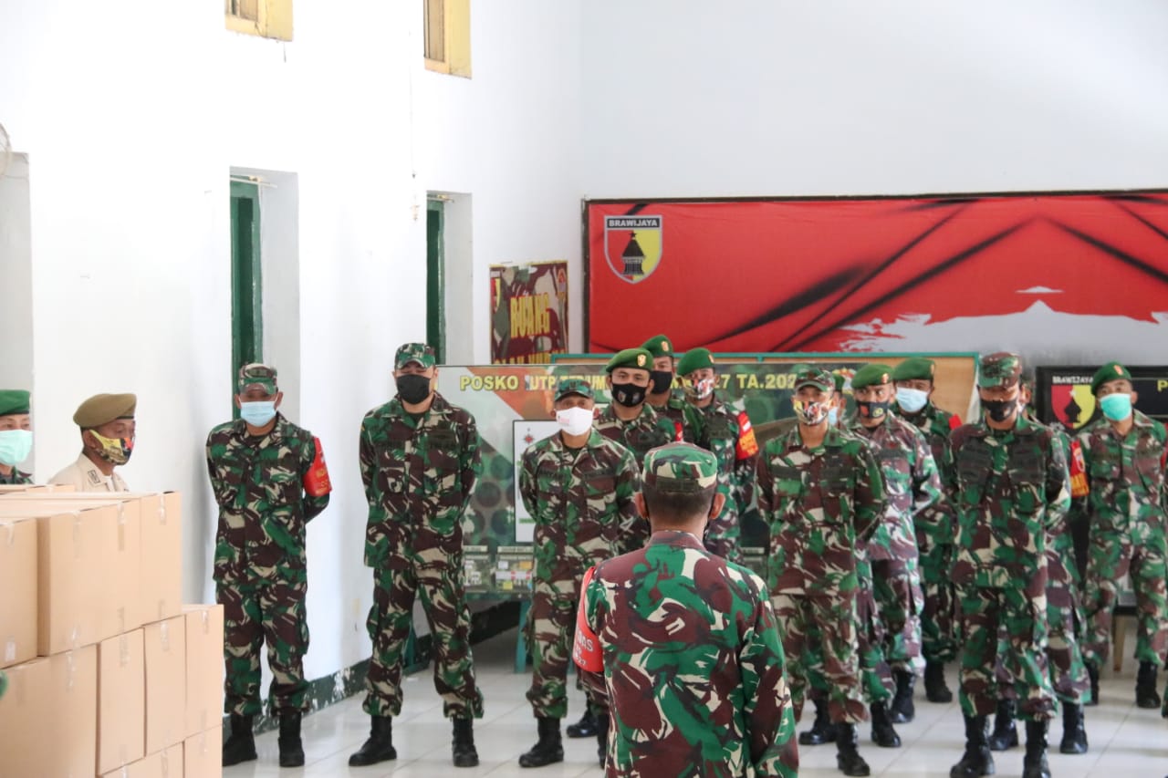 Dandim 0827/Sumenep Serahkan 472 Bingkisan Lebaran dari Pangdam V/Brawijaya Untuk Anggota TNI dan PNS