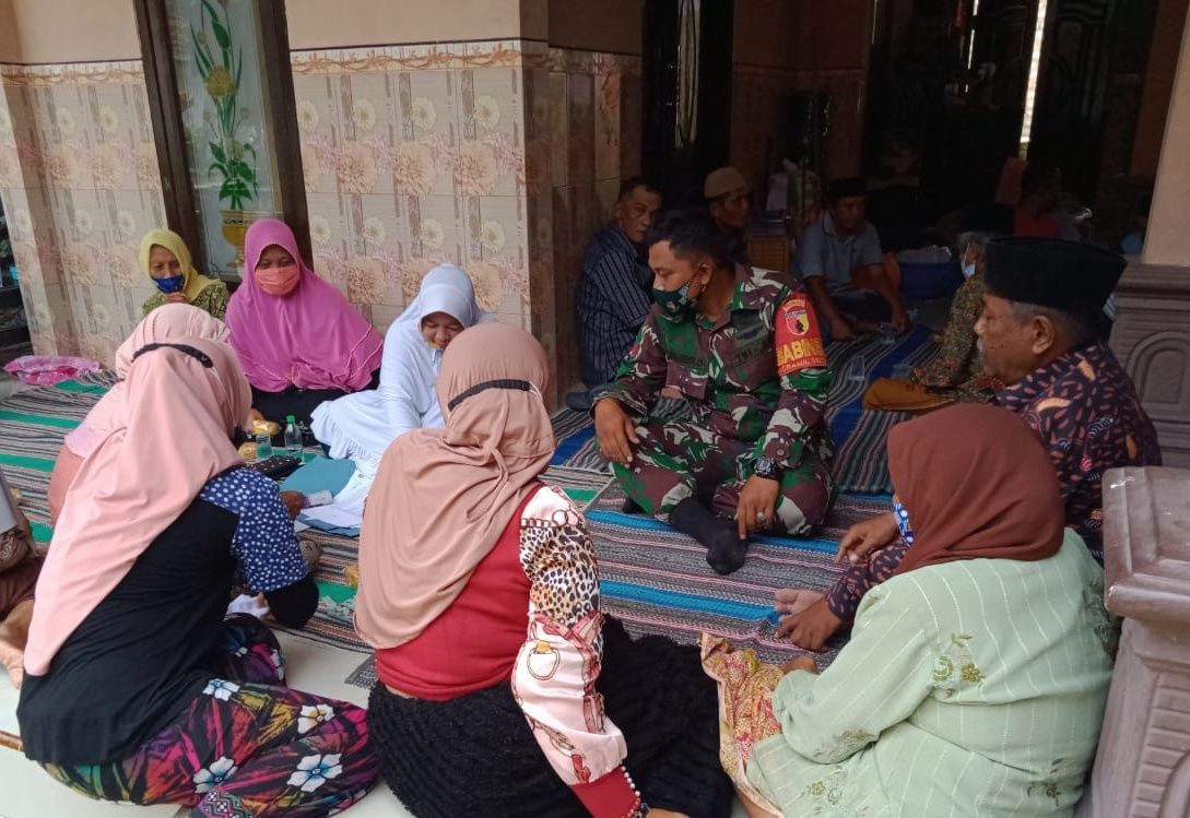 DI HARI RAYA IDUL FITRI 1442 H. BABINSA KORAMIL 04 BLUTO KOMSOS BERSAMA WARGA DESA GINGGING DI HARI RAYA IDUL FITRI 1442 H. BABINSA KORAMIL 04 BLUTO KOMSOS BERSAMA WARGA DESA GINGGING