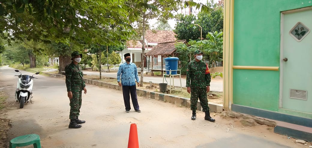 Cegah Klaster Baru, Koramil 0827/14 Batang-Batang Lakukan Penyekatan di Pantai Lombang