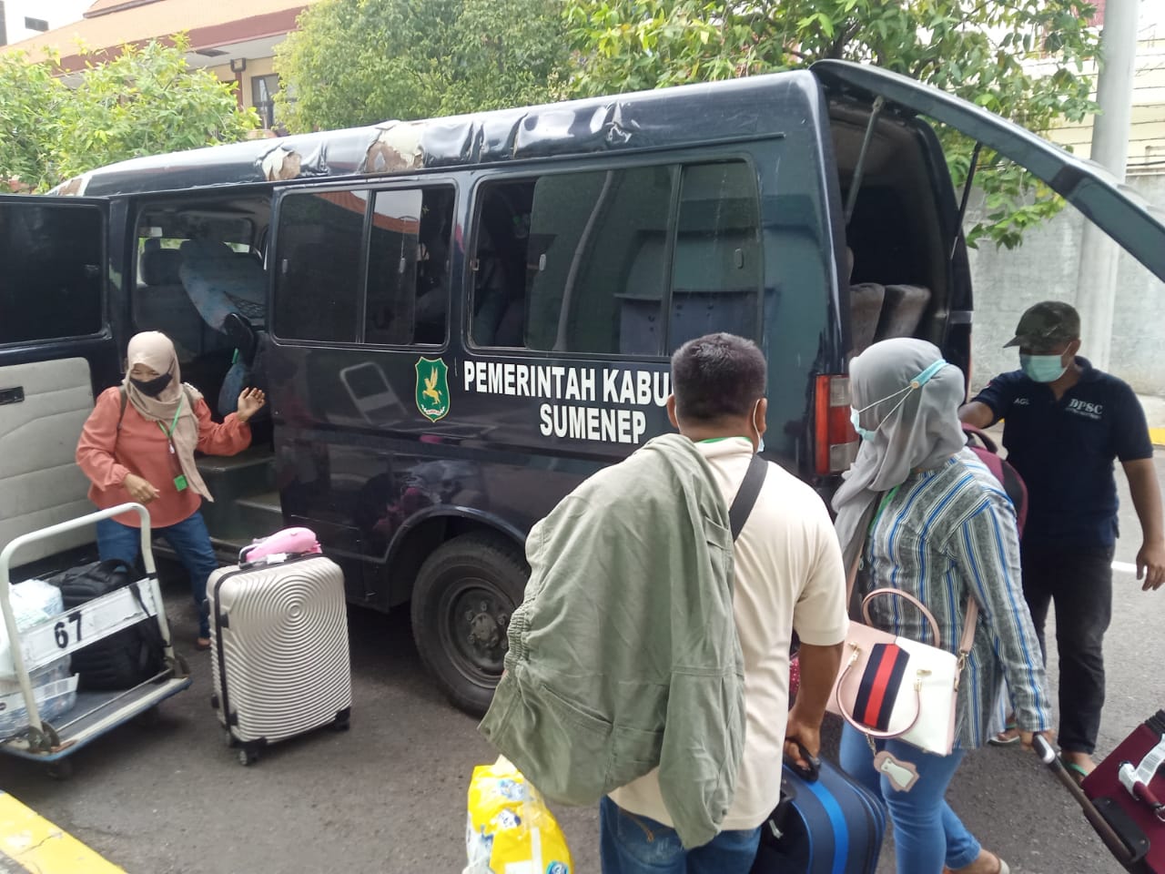 Babinsa Koramil 0827/01 Kota bersama Bhabinkantibmas Polsek Kota Dampingi Pemulangan PMI Dari Asrama Haji Sukolilo