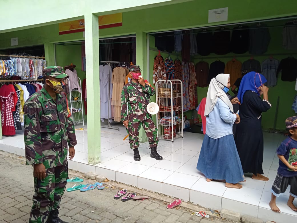 Babinsa Koramil 0827/21 Raas Beri Himbauan Warga  Patuhi Prokes