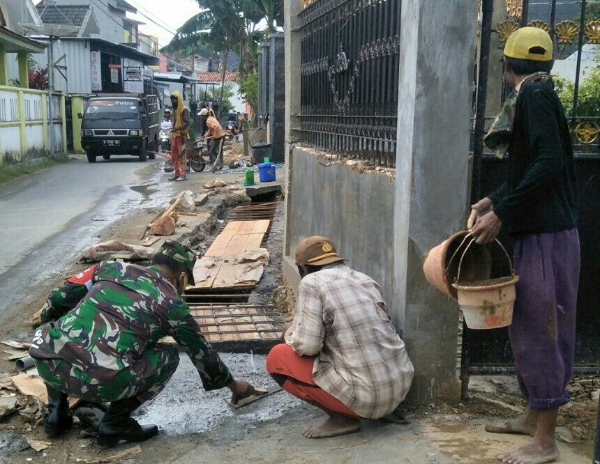 Perbaiki Jalan, Babinsa Koramil 01Kota Pasang Gorong-Gorong Saluran Air Bersama Warga