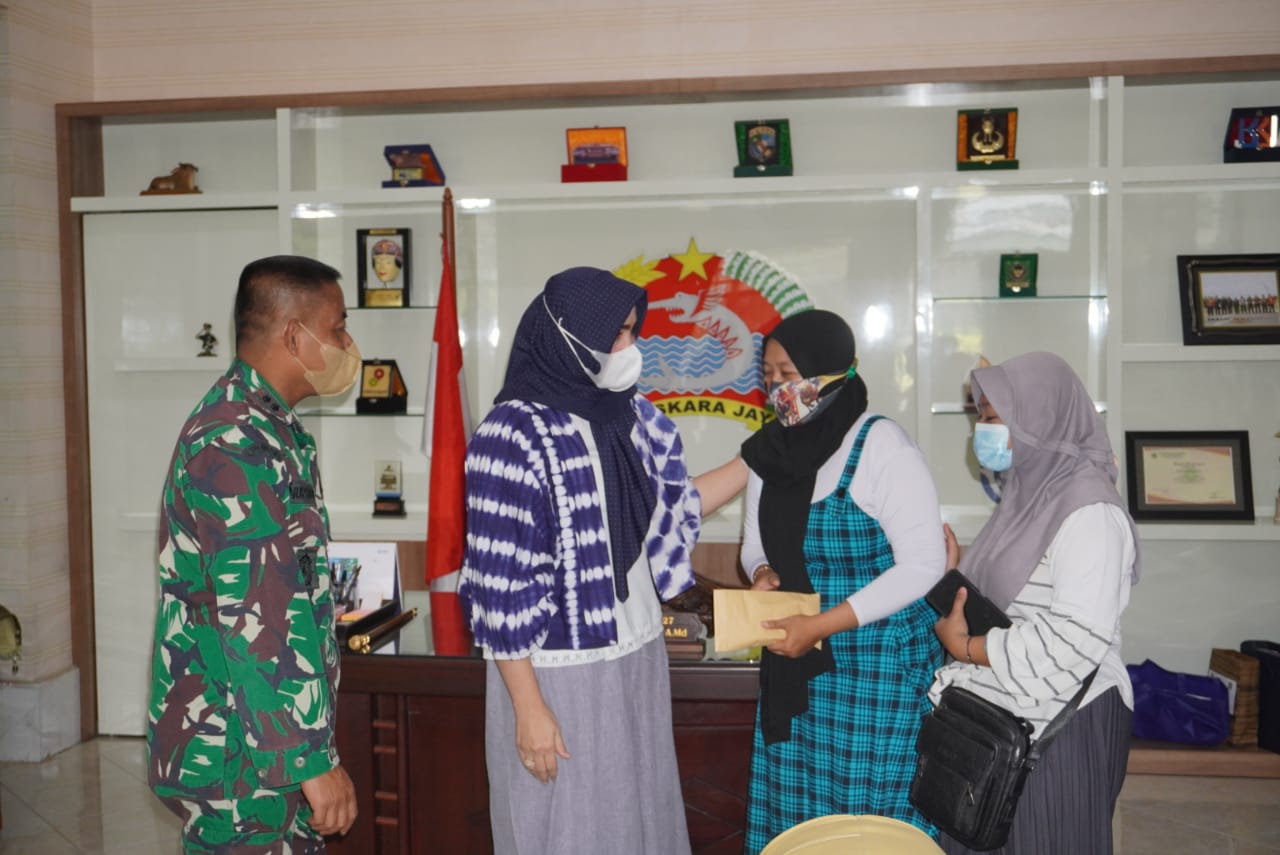 Ketua Persit KCK Cabang XLVI Dampingi  Dandim 0827 Sumenep Beri Bansos Keluarga Alm. Serka Warsito
