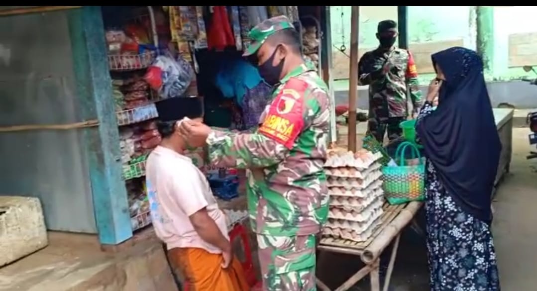 Tak Kenal Lelah! Babinsa koramil 0827/16 Gapura Himbau Protokol Kesehatan