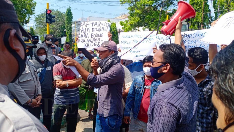 NewsPicture: Warga Payudan Daleman Demo Kantor DPMD Soal Calon Kades