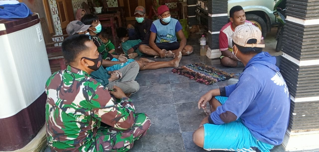 Babinsa Koramil Saronggi Melaksanakan Komsos Dengan Warga Binaan