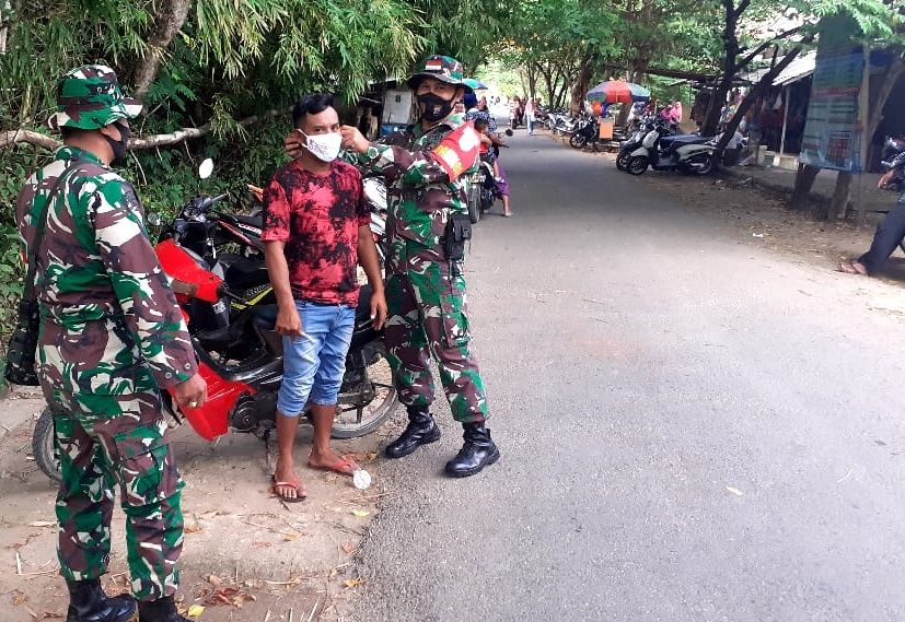 Antisiasi Penyebaran Covid-19, Babinsa Koramil 23 Giligenting Laksanakan Operasi Yustisi Gabungan