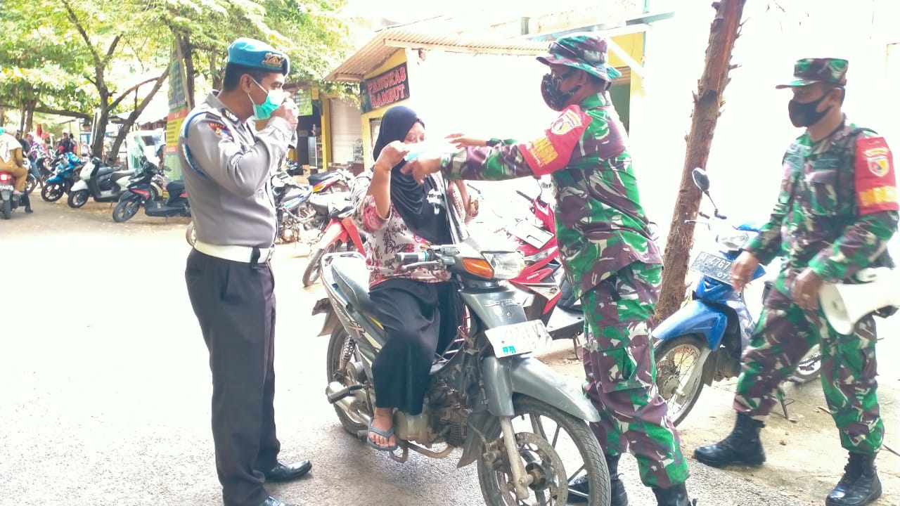 Personel Babinsa Koramil 0827/23 Giligenting Berikan Edukasi Prokes