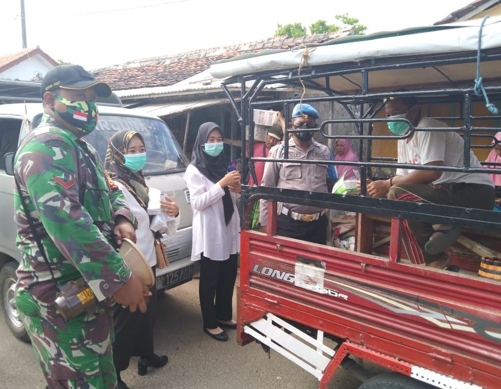 Melalui Komsos Babinsa Koramil 20/Sapudi Selalu Ingatkan Warga Akan Pentingnya Prokes