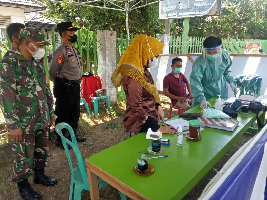 Cegah Penyebaran Covid-19, Babinsa Pasongsongan Bersama Isntansi Terkait Gelar Rapid Antigen di Perbatasan