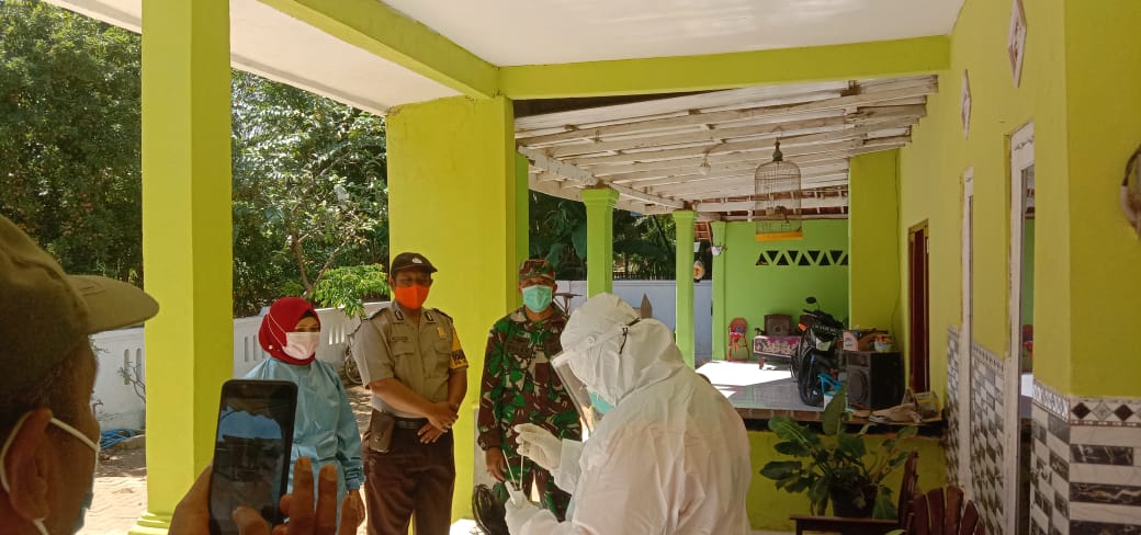 Anggota Koramil 0827/01 Kota Lakukan Pendampingan Tracking Kesehatan Di Desa Kacongan