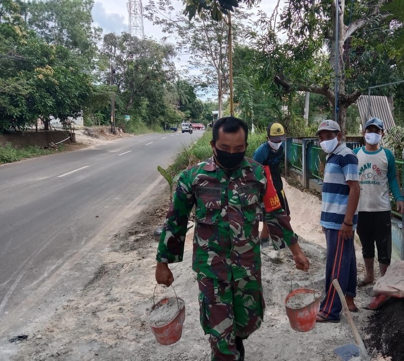 Semangat Gotong Royong Ala Babinsa Saronggi Bikin Hati Terenyuh