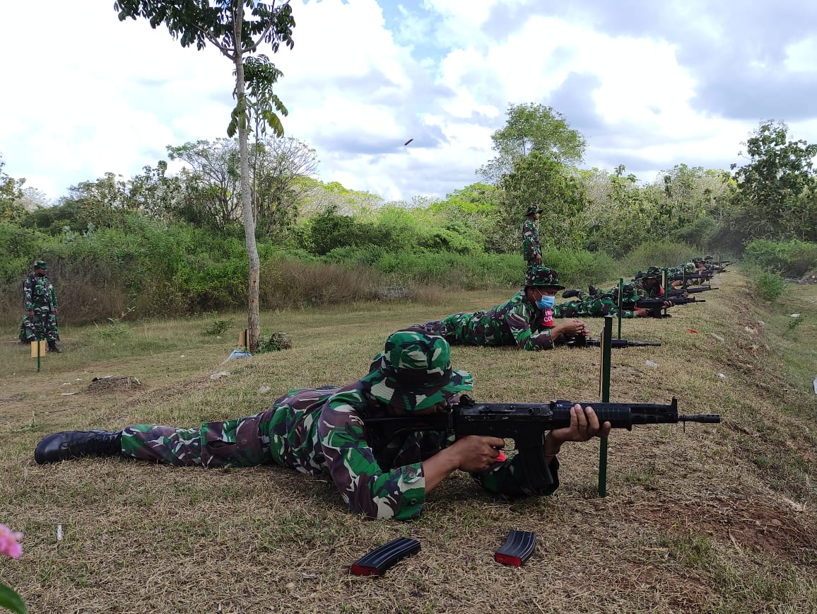 Anggota Kodim 0827/Sumenep Pertajam Kemampuan Prajuritnya Di Lapangan Tembak