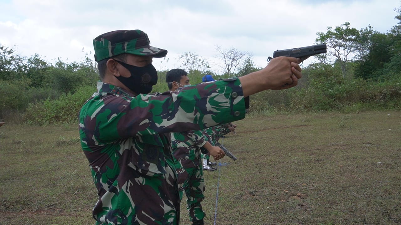 Puluhan Personel Kodim 0827/Sumenep Ikuti Latihan Menembak Di Hari Ke ll Puluhan Personel Kodim 0827/Sumenep Ikuti Latihan Menembak Di Hari Ke ll