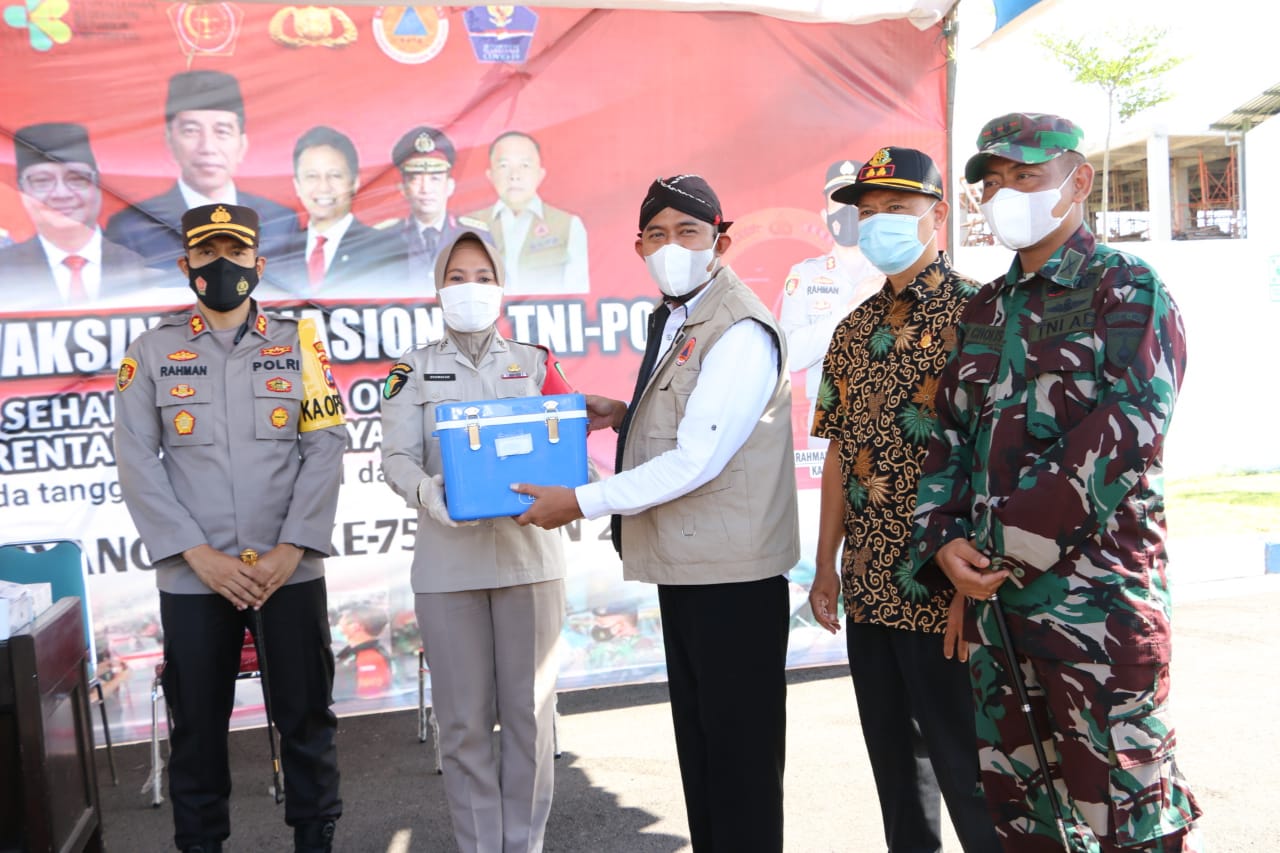 Dandim 0827/Sumenep Bersama Forkopimda Tinjau Kegiatan Serbuan Vaksinasi Nasional Dandim 0827/Sumenep Bersama Forkopimda Tinjau Kegiatan Serbuan Vaksinasi Nasional