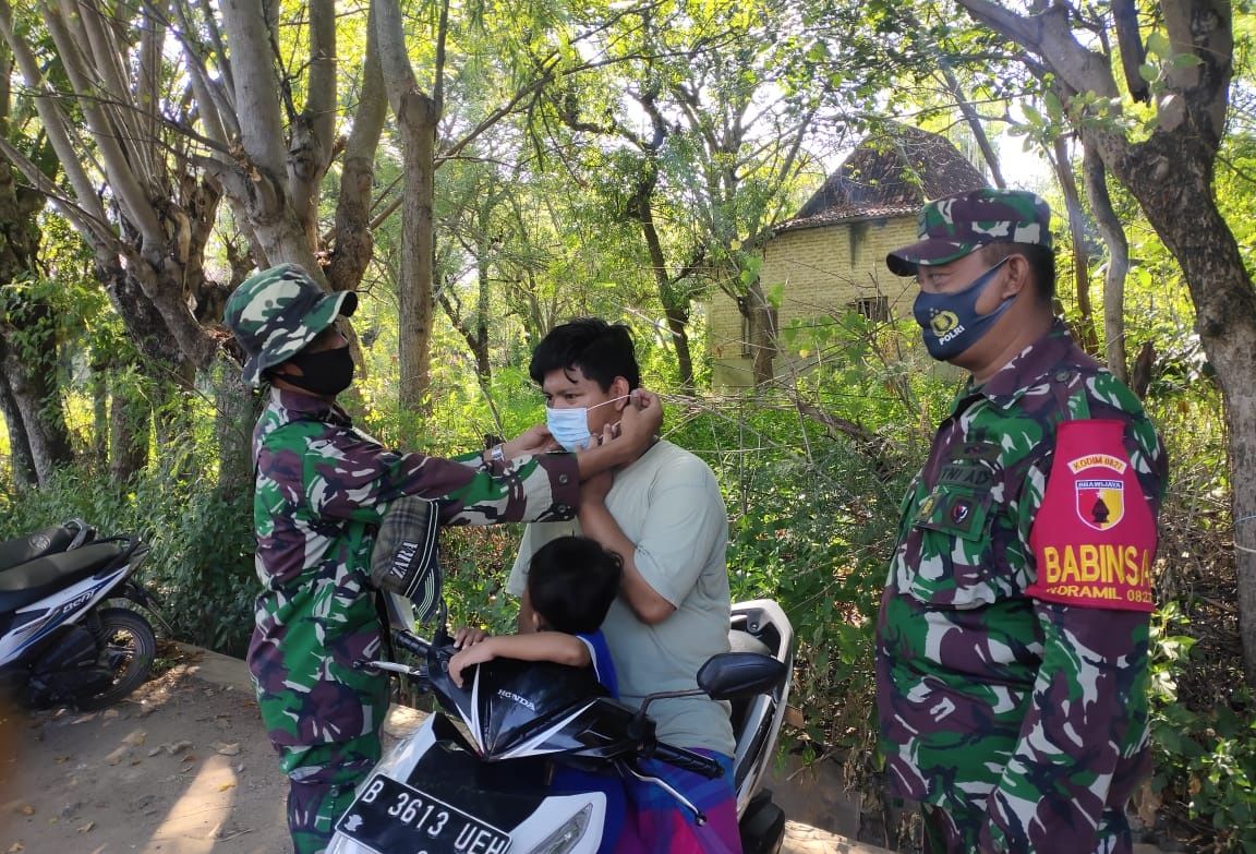 Operasi Yustisi Penertiban Pengguna Masker Alla Babinsa Koramil 23 Giligenting Operasi Yustisi Penertiban Pengguna Masker Alla Babinsa Koramil 23 Giligenting