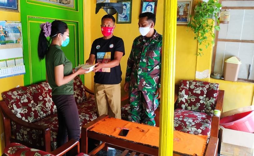 Babinsa Koramil 06 Saroggi Bagikan Masker dan Vitamin Di Wilayah Babinsa Koramil 06 Saroggi Bagikan Masker dan Vitamin Di Wilayah
