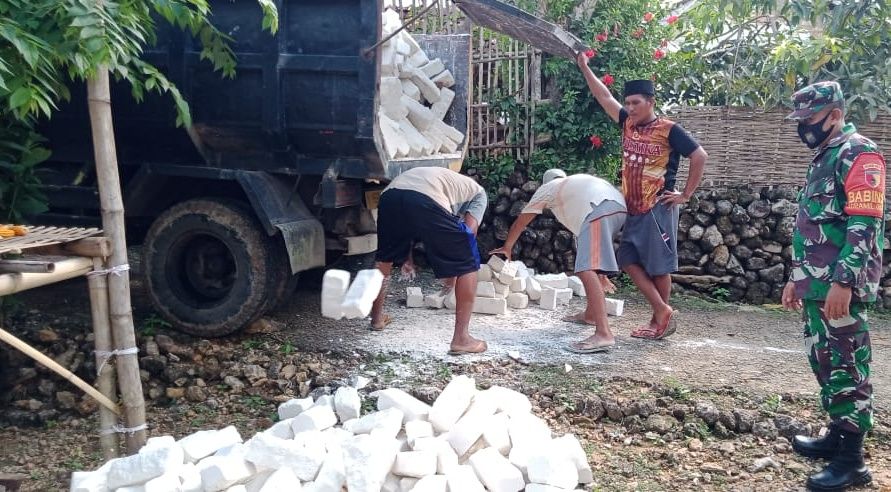 Babinsa Koramil 08 Ganding Distribusikan Bahan Material RTLH Milik Warga Kurang Mampu