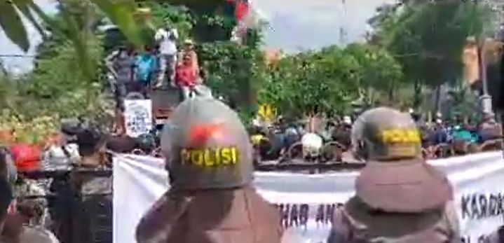Buntut Penyekatan Suramadu, Warga Madura Demo Balai Kota Surabaya