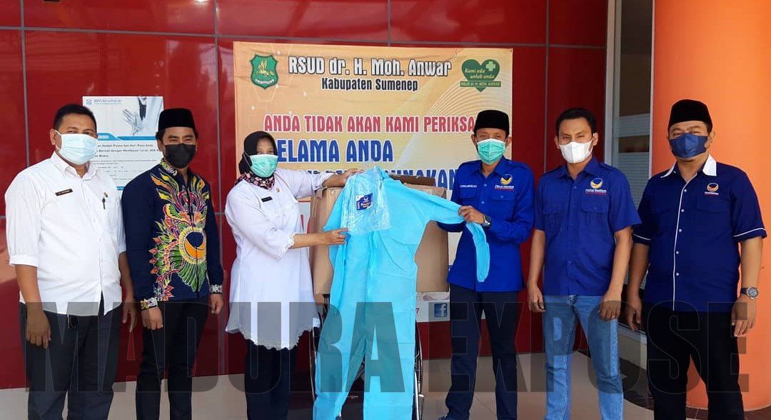 Ketua DPD Nasdem Sumenep Serahkan Hazmat ke Direktur RSUD Moh.Anwar
