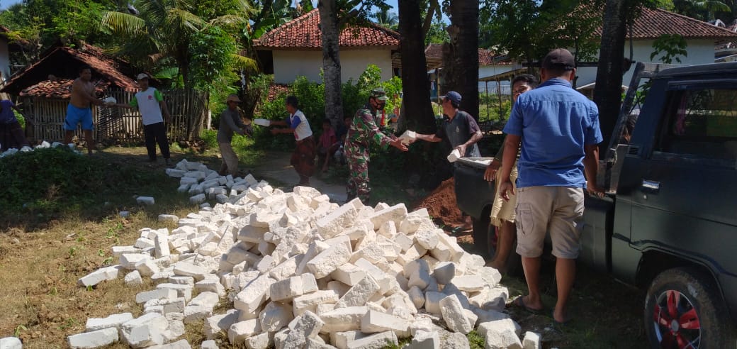 Babinsa Koramil 05 Lenteng Bersama Warga Droping Material Rutilahu Ke Sasaran