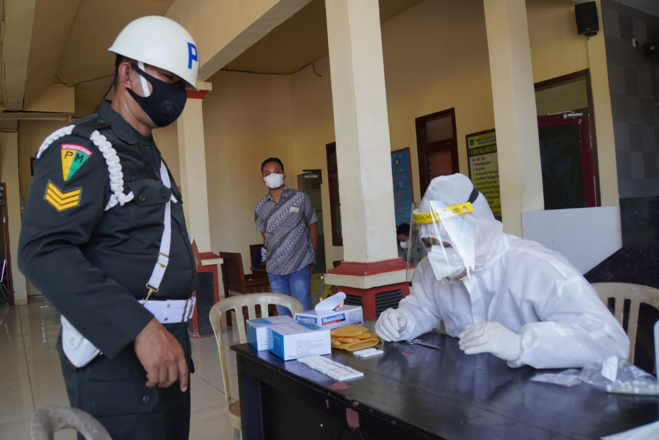 Hari Kelima PPKM Darurat, Dandim 0827/Sumenep Bersama Kapolres Tinjau Ops Yustisi Prokes dan Swab