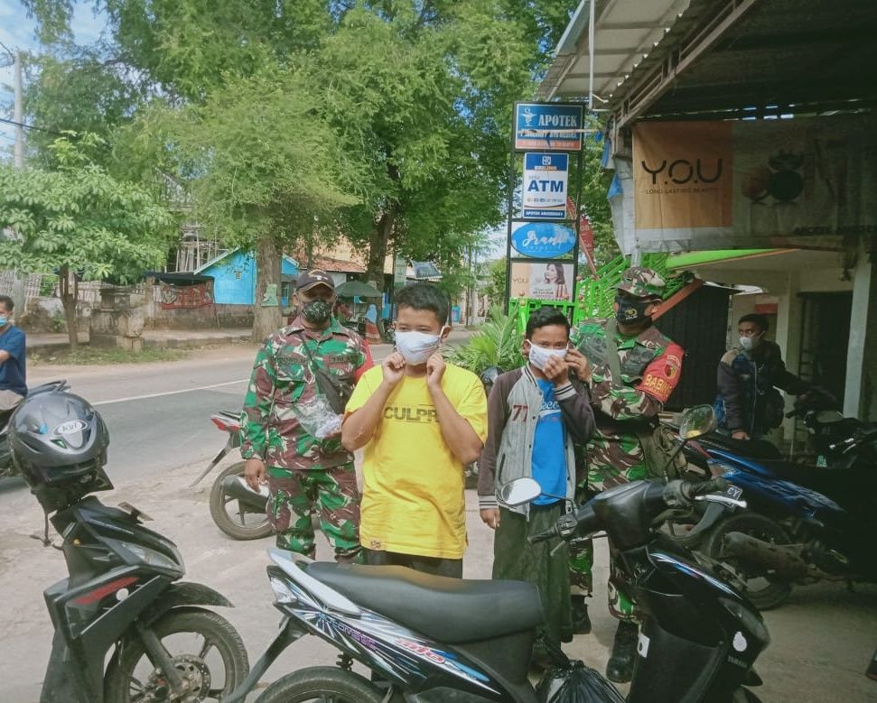 Babinsa Koramil 04 Bluto Melaksanakan Operasi Yustisi Mobiling Dalam Rangka Penerapan Prokes Babinsa Koramil 04 Bluto Melaksanakan Operasi Yustisi Mobiling Dalam Rangka Penerapan Prokes