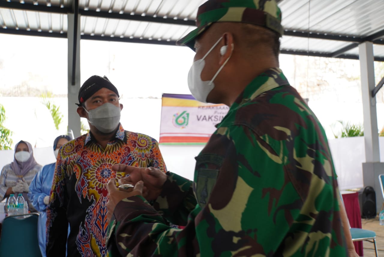 Dandim 0827/Sumenep Bersama Bupati Fauzi dan  Forkopimda Pantau Langsung Vaksinasi Massal Di Kantor Kejari Sumenep