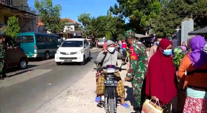 Babinsa Bluto Gelar Ops Yustisi Di Jalan Raya Dilanjutkan Bagi Masker