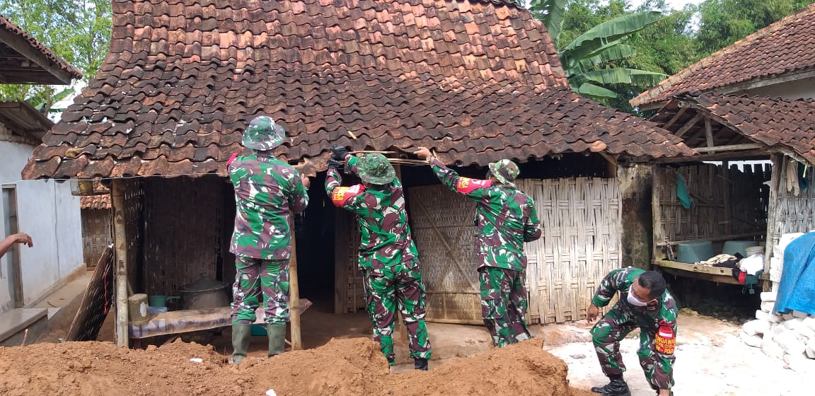 Semangat Babinsa 12 Dasuk Bersama Warga Rehab Rutilahu