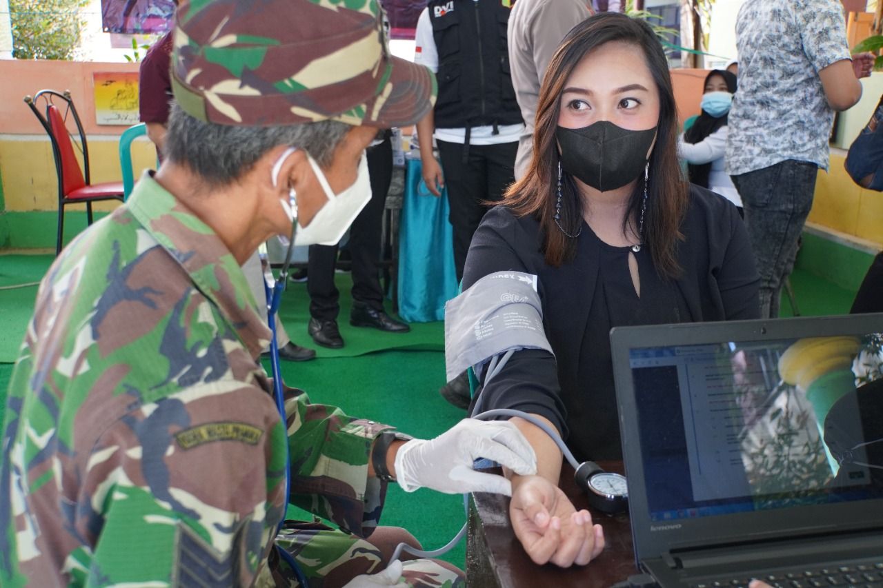 250 Pelajar SMA Negri ll Sumenep Ikuti Vaksinasi Serentak Bersama Dandim dan Forkopimda