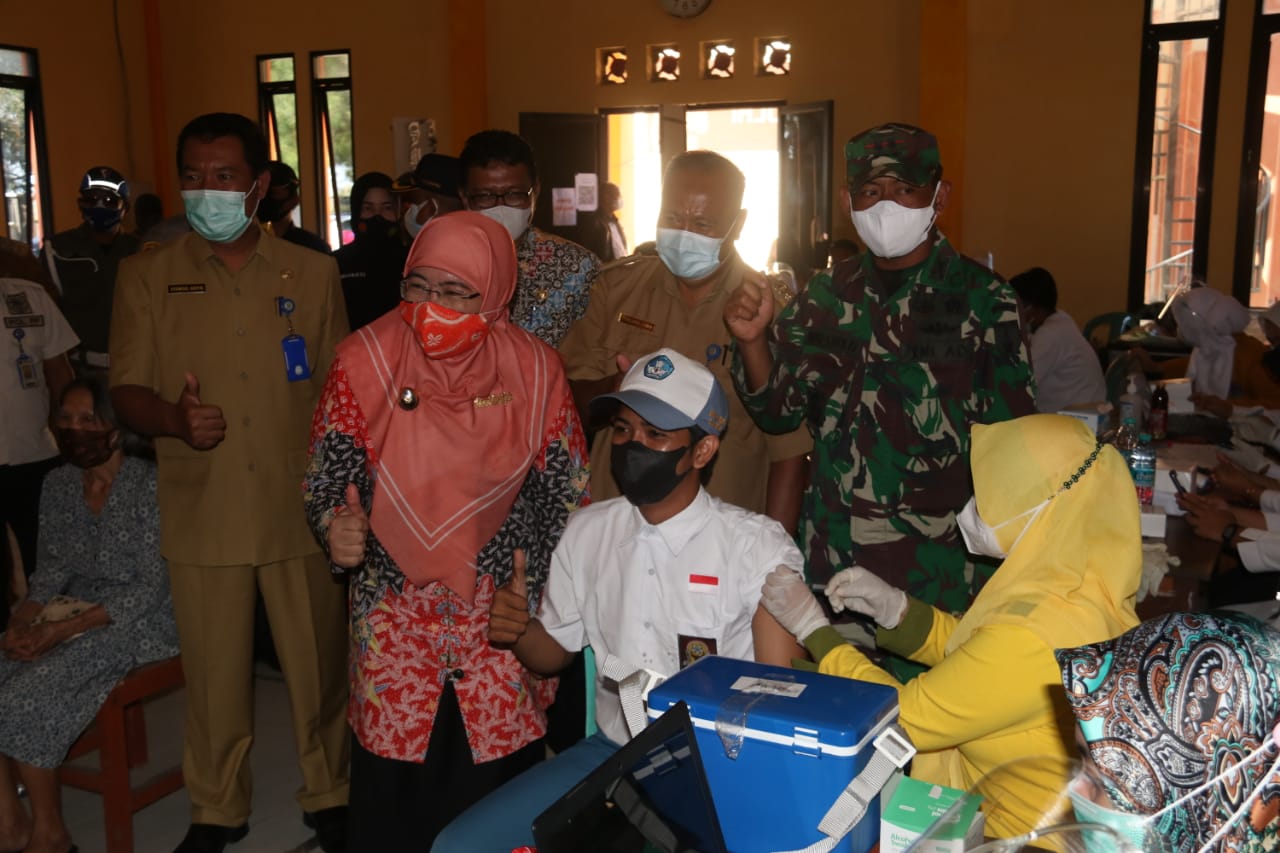 Dandim 0827/Sumenep, Letkol Inf Nur Cholis A. Md Bersama Forkopimda Beri Semangat Kepada Siswa Yang Akan Disuntik Vaksinasi Covid-19