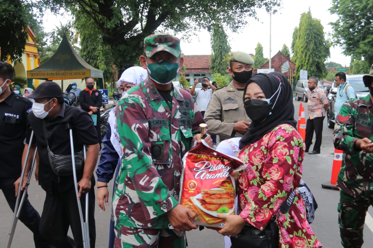 Dandim 0827 Sumenep Hadiri Penyerahan Bantuan Beras 18 Ton dari ASN Dandim 0827 Sumenep Hadiri Penyerahan Bantuan Beras 18 Ton dari ASN