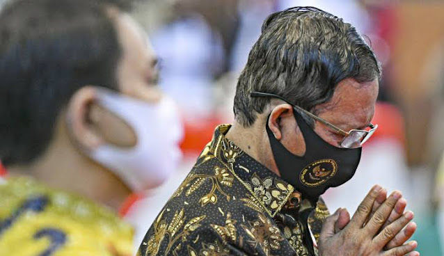 Lapor Jokowi, Mahfud ‘Setor’ Obat Sembuhkan Covid-19 Hasil Bertapa 40 Hari