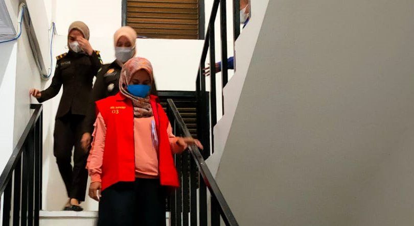 Teller Cantik Berhijab Tipu-Tipu Nasabah, Ternyata Begini Modus Operandinya