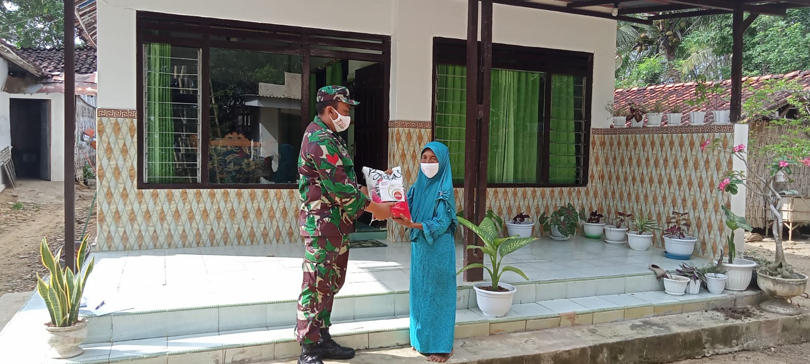 Bentuk Kepedulian Babinsa Koramil 03 Manding Laksanakan Bakti Sosial Pembagian Sembako Terdampak Covid – 19