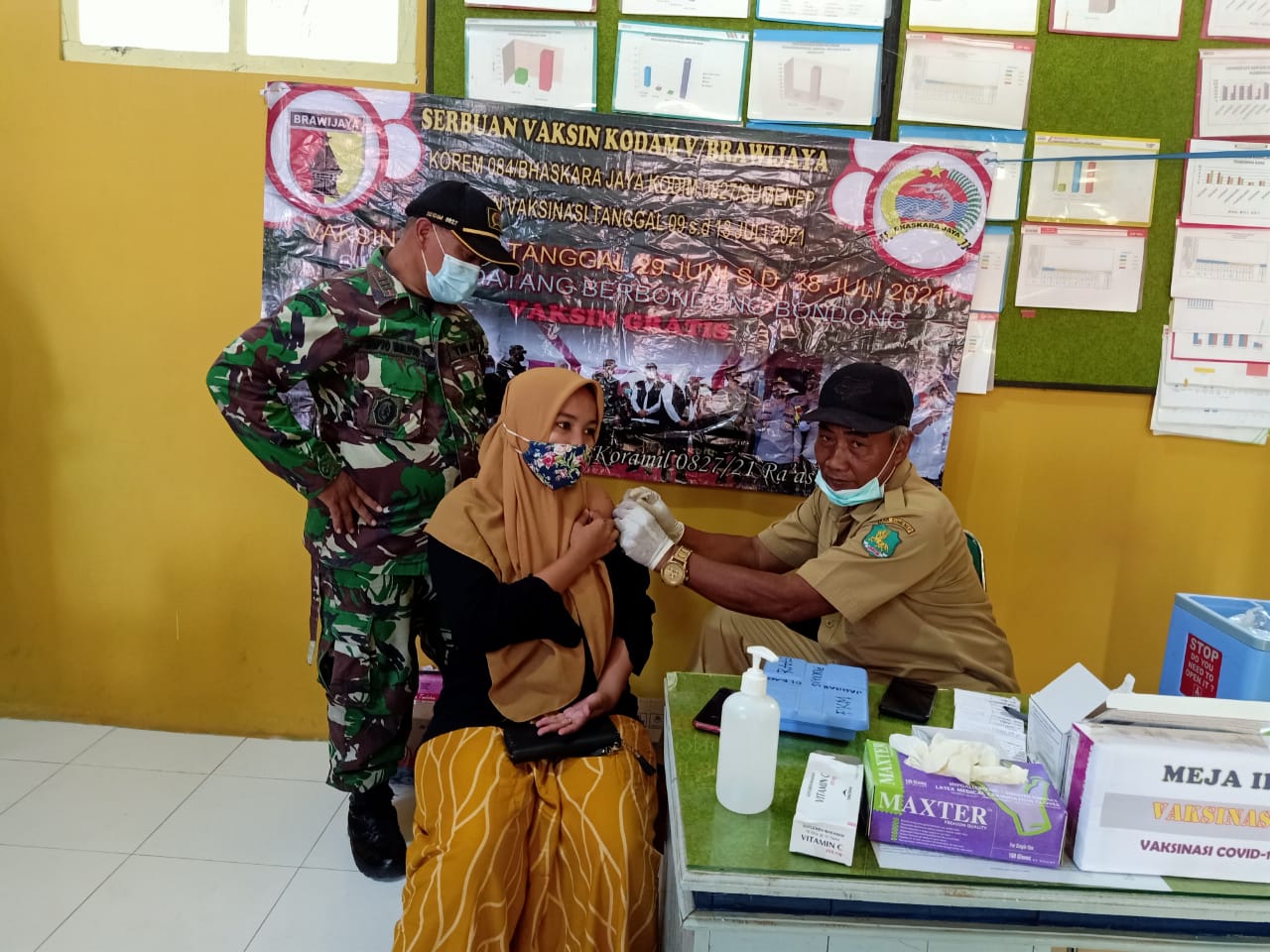 Jajaran Koramil 0827/22 Raas  Monitoring Vaksinasi di Puskesmas Setempat