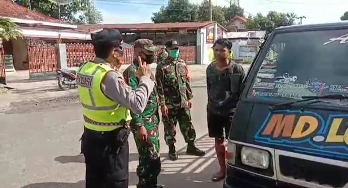 Sinergi Cegah Covid 19, Babinsa Koramil 04 Bluto Bersama Bhabinkamtibmas Lakukan Operasi Yustisi