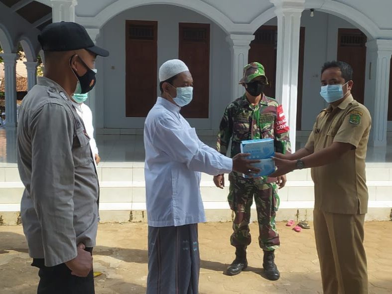 Peduli Dampak Covid-19,  Babinsa Saronggi Bagikan Sembako Dan Masker Gratis